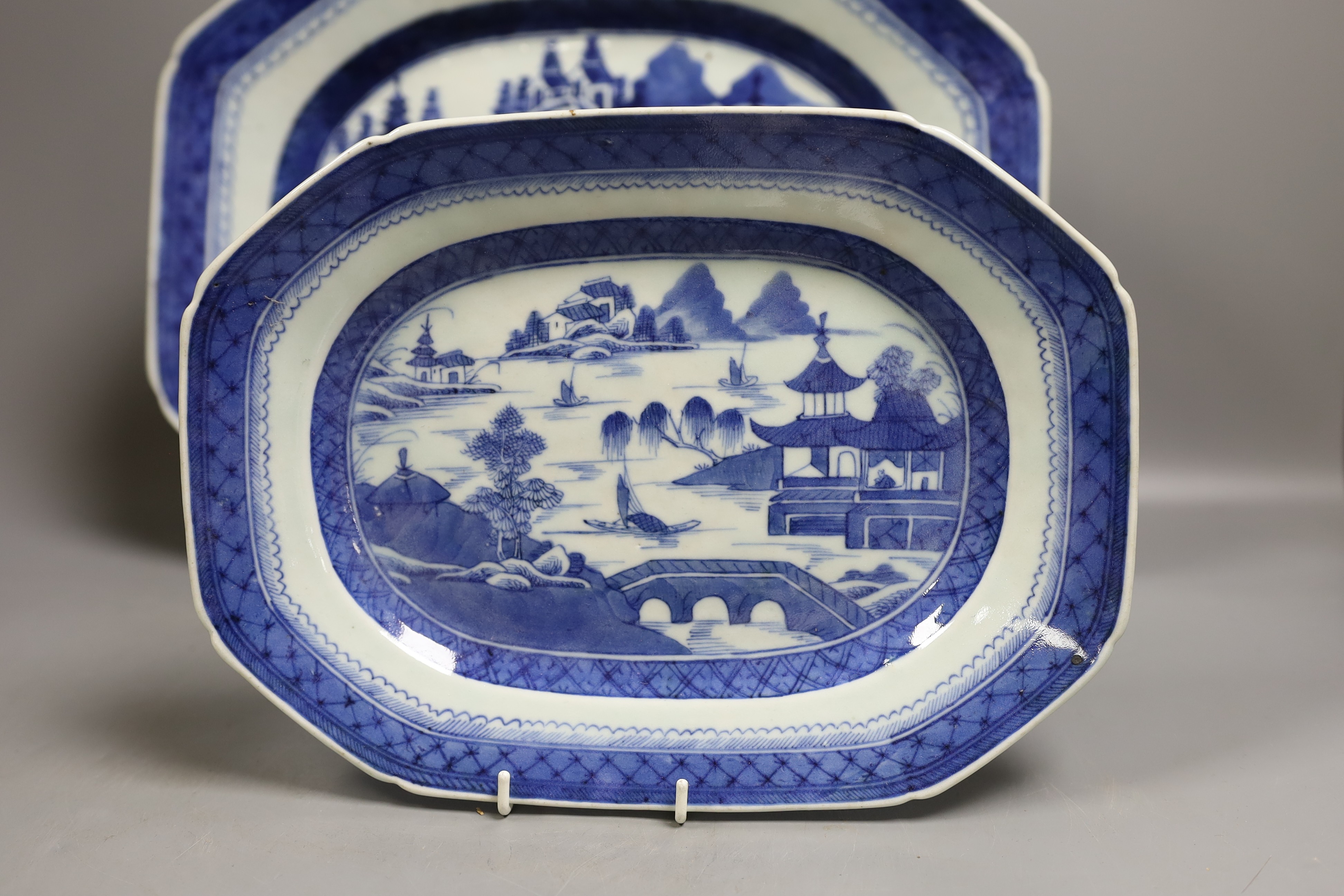 A graduated set of three Chinese Export blue and white meat dishes, Jiaqing, 38cm